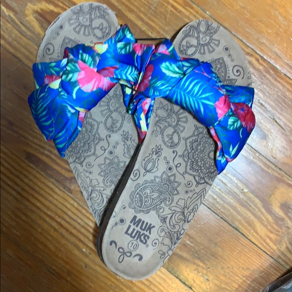 10 NEW Muk Luks tropical print sandals